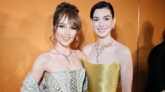 Akrab Banget di Event Bulgari, Anne Hathaway Cium Tangan Cinta Laura