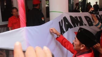 Kader PDIP Kota Solo Gelar Aksi Cap Jempol Darah Dukung Megawati Tetap Jadi Ketum