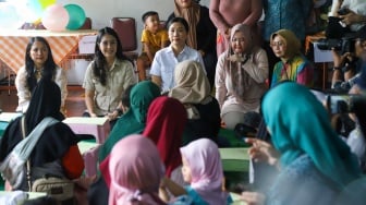 Wakil Menteri PPPA Veronika Tan (tengah) bersama Wakil Menteri BKKBN Isyana Bagoes Oka (kedua kiri) menyampaikan sosialisasi pada warga saat program Makan Bergizi Gratis (MBG) di kawasan Ciracas, Jakarta, Jumat (10/1/2025). [Suara.com/Alfian Winanto]