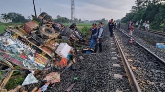 Braaakkk! Kecelakaan Kereta Api vs Truk di Sragen, Satu Orang Luka Berat