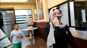 Lolly Kabur dari Rumah Aman-Telepon Razman, Nikita Mirzani: Dari Mana Dia Punya Handphone