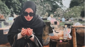 Angelina Sondakh Ziarah ke Makam Abah Qomar: Kehilangan Ini Begitu Mendalam