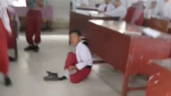 Hukum Siswa SD Belajar di Lantai karena Nunggak SPP, Netizen Sebar Tampang Sang Guru: Istri Abdi Negara?