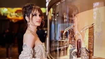 5 Potret Cinta Laura Tampil Memukau di Event Bulgari, Tangannya Dicium Anne Hathway!