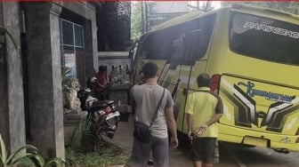 Rem Blong, Bus Pariwisata di Bali Tabrak Pagar Rumah Warga