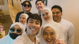 Umrah Perdana Bareng Pasangan, Momen Mahalini dan Aaliyah Massaid Foto di Depan Kakbah