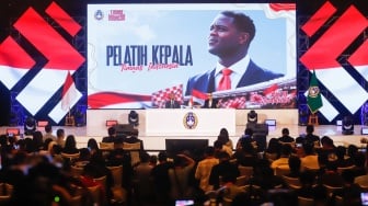 Pelatih sepak bola Timnas Indonesia, Patrick Kluivert memberikan pernyataan pada konferensi press perkenalan Tim Pelatih Timnas Indonesia yang baru di Hotel Mulia, Jakarta, Minggu, (12/01/2025). [Suara.com/Alfian Winanto]