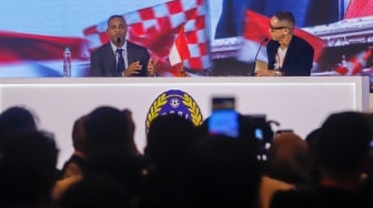 Pelatih sepak bola Timnas Indonesia, Patrick Kluivert memberikan pernyataan pada konferensi press perkenalan Tim Pelatih Timnas Indonesia yang baru di Hotel Mulia, Jakarta, Minggu, (12/01/2025). [Suara.com/Alfian Winanto]