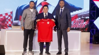 Pelatih sepak bola Timnas Indonesia, Patrick Kluivert bersama Asisten Pelatih Denny Landzaat dan Ketua Umum PSSI Erick Thohir foto bersama pada konferensi press perkenalan Tim Pelatih Timnas Indonesia yang baru di Hotel Mulia, Jakarta, Minggu, (12/01/2025). [Suara.com/Alfian Winanto]