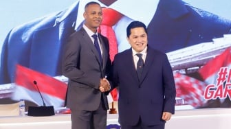 Pelatih sepak bola Timnas Indonesia, Patrick Kluivert bersalaman dengan Ketua Umum PSSI Erick Thohir pada konferensi press perkenalan Tim Pelatih Timnas Indonesia yang baru di Hotel Mulia, Jakarta, Minggu, (12/01/2025). [Suara.com/Alfian Winanto]