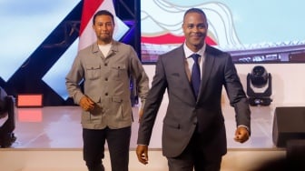 Pelatih sepak bola Timnas Indonesia, Patrick Kluivert bersama asisten pelatih Denny Landzaat pada konferensi press perkenalan Tim Pelatih Timnas Indonesia yang baru di Hotel Mulia, Jakarta, Minggu, (12/01/2025). [Suara.com/Alfian Winanto]