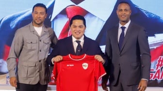 Pelatih sepak bola Timnas Indonesia, Patrick Kluivert bersama Asisten Pelatih Denny Landzaat dan Ketua Umum PSSI Erick Thohir foto bersama pada konferensi press perkenalan Tim Pelatih Timnas Indonesia yang baru di Hotel Mulia, Jakarta, Minggu, (12/01/2025). [Suara.com/Alfian Winanto]