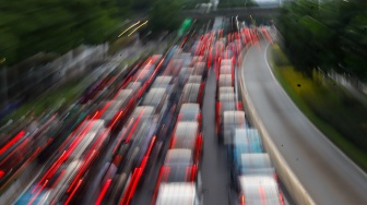 Kendaraan terjebak kemacetan di Jalan Jenderal Sudirman, Jakarta, Senin (13/1/2025). [Suara.com/Alfian Winanto]