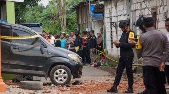 Warga melihat rumah lokasi ledakan milik anggota Polisi di Desa Sumolawang, Kecamatan Puri, Kabupaten Mojokerto, Jawa Timur, Senin (13/1/2025). [ANTARA FOTO/Syaiful Arif/YU]