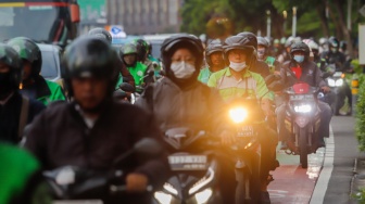 Kendaraan terjebak kemacetan di Jalan Jenderal Sudirman, Jakarta, Senin (13/1/2025). [Suara.com/Alfian Winanto]