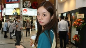 Stylish saat Nongkrong dengan 4 Inspo OOTD Kasual ala Lee Hyeri