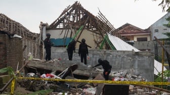 Tim Gegana Polda Jatim melakukan penyisiran di rumah lokasi ledakan milik anggota Polisi di Desa Sumolawang, Kecamatan Puri, Kabupaten Mojokerto, Jawa Timur, Senin (13/1/2025). [ANTARA FOTO/Syaiful Arif/YU]