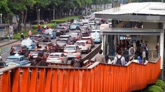 Kendaraan terjebak kemacetan di Jalan Jenderal Sudirman, Jakarta, Senin (13/1/2025). [Suara.com/Alfian Winanto]