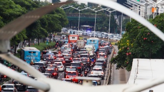 Kendaraan terjebak kemacetan di Jalan Jenderal Sudirman, Jakarta, Senin (13/1/2025). [Suara.com/Alfian Winanto]