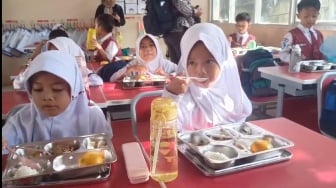 Distribusi Makan Bergizi Gratis di Tangsel, Siswa Sebut Daging Keras