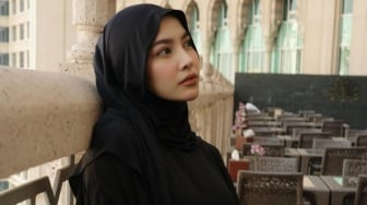 Tips Cantik Pakai Pasmina Meleyot Ala Mahalini, Trendsetter 2025!