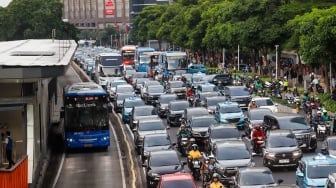 Kendaraan terjebak kemacetan di Jalan Jenderal Sudirman, Jakarta, Senin (13/1/2025). [Suara.com/Alfian Winanto]