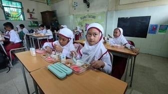 Uji Coba Makan Bergizi Gratis Sasar 5 Sekolah di Surabaya