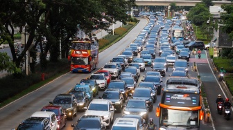 Kendaraan terjebak kemacetan di Jalan Jenderal Sudirman, Jakarta, Senin (13/1/2025). [Suara.com/Alfian Winanto]