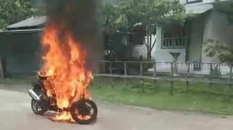 Aksi Brutal di Sumenep, Guru Diteror dengan Pedang dan Motornya Dibakar Habis