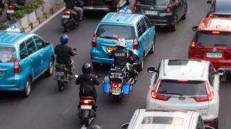 Petugas Patroli dan Pengawalan (Patwal) saat melintas di Jalan Jendral Sudirman, Jakarta, Rabu (15/1/2025). [Suara.com/Alfian Winanto]