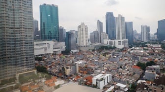 Suasana perumahan dan gedung bertingkat di Jakarta, Rabu (15/1/2025). [Suara.com/Alfian Winanto]