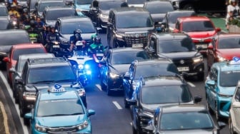 Petugas Patroli dan Pengawalan (Patwal) saat melintas di Jalan Jendral Sudirman, Jakarta, Rabu (15/1/2025). [Suara.com/Alfian Winanto]