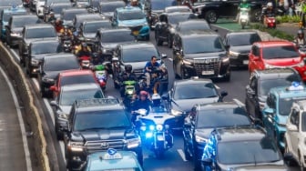 Petugas Patroli dan Pengawalan (Patwal) saat melintas di Jalan Jendral Sudirman, Jakarta, Rabu (15/1/2025). [Suara.com/Alfian Winanto]