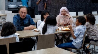 "Cari Rezeki Buat yang Tersayang", Kesan Menyentuh Hati PM Anwar Ibrahim saat Makan Malam Bersama Cucu di Restoran