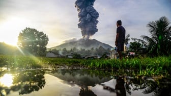 Gunung Ibu Erupsi, Hujan Abu 'Guyur' Kecamatan Ibu Utara Malut