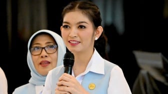 Diduga Tembus Ratusan Juta, Aksi Selvi Ananda 'Sembunyikan' Tas Saat Foto bareng Warga Disorot