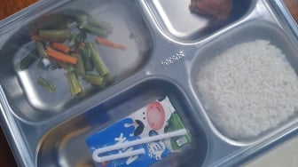 Miris! Makan Bergizi Gratis Berujung Petaka, Puluhan Siswa SD di Sukoharjo Mual dan Muntah