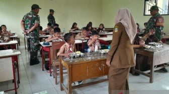 Prajurit TNI Kawal Program Makan Bergizi Gratis di Pebayuran, Menunya Telur Dadar, Tumisan, Buah dan Susu