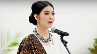 Elegan Berkebaya, Model Kalung Selvi Ananda Malah Jadi Perbincangan