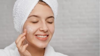 Kulit Berminyak dan Berjerawat? Ini 3 Exfoliating Gel yang Layak Kamu Coba