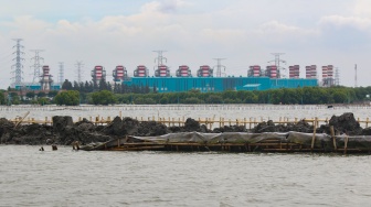 Penampakan pagar laut yang berada di kawasan perairan Tarumajaya, Bekasi, Jawa Barat, Kamis (16/1/2025). [Suara.com/Alfian Winanto]