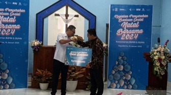 Momen Natal, Wamen BUMN Serahkan Bansos untuk Renovasi GKJ Medari II Sleman