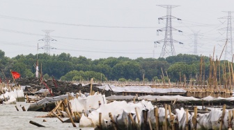 Penampakan pagar laut yang berada di kawasan perairan Tarumajaya, Bekasi, Jawa Barat, Kamis (16/1/2025). [Suara.com/Alfian Winanto]