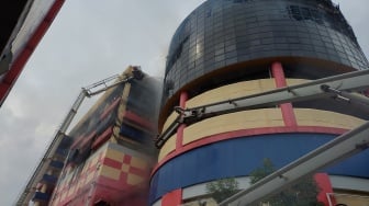 Tinjau Glodok Plaza, Pj Gubernur Jakarta Saksikan Atap Roboh Hingga Sisa-sisa Kebakaran