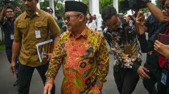 Menteri Pendidikan Dasar dan Menengah Abdul Mu'ti (tengah) berjalan untuk mengikuti rapat terbatas kabinet bersama Presiden Prabowo Subianto di kompleks Istana Kepresidenan, Jakarta, Jumat (17/1/2025). [ANTARA FOTO/Aditya Pradana Putra/tom]