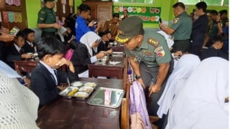 Program Makan Bergizi Gratis Dipantau Anggota TNI, Wajah Siswa SD Jadi Sorotan: Takut Apa ya Kira-kira?