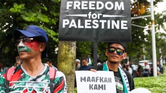 Pengunjuk rasa menggelar aksi solidaritas mendukung Palestina di depan Kedutaan Besar Amerika Serikat, Jakarta, pada Jumat (17/1/2024). [Suara.com/Alfian Winanto]