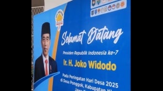 Prabowo Tak Dianggap? Banner Penyambutan Jokowi di Hari Desa 2025 Banjir Sindiran: Kesampean Juga 3 Periode