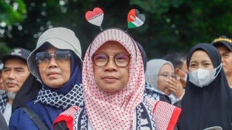 Pengunjuk rasa menggelar aksi solidaritas mendukung Palestina di depan Kedutaan Besar Amerika Serikat, Jakarta, pada Jumat (17/1/2024). [Suara.com/Alfian Winanto]