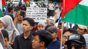 Pengunjuk rasa menggelar aksi solidaritas mendukung Palestina di depan Kedutaan Besar Amerika Serikat, Jakarta, pada Jumat (17/1/2024). [Suara.com/Alfian Winanto]